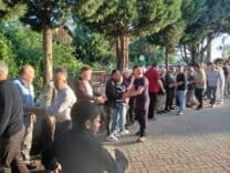 Budaklar'da Bayram Geleneği Sürüyor: Mahalle Halkı Toplu Bayramlaşmada Buluştu