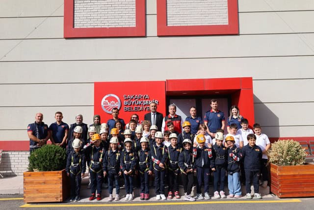 Sakarya Büyükşehir itfaiyesinden miniklere afet bilinci