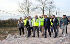 Gelişen altyapı projelerinde mühendis ve uzmanlar saha turu yaparken, yapı ve imalat süreçleri gözlemleniyor.