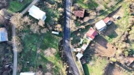 Açıklama: Bahçe ve doğa ile iç içe, villa ve kiralık evler görülen sakin yerleşim alanı.