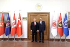 Resmi hükümet toplantısı, Türk savunma ve güvenlik kurumları ve bayraklar.