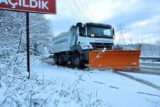 Karla mücadele yaparken kullanılan yol tuzlama ve karlama aracı, geniş kış operasyonları için ideal.