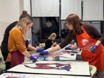 Sanatla iç içe çalışmalar, renkli ve etkileşimli sanat etkinliği.