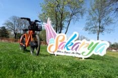 Sakarya yazısı ve bisiklet ile yeşil park alanı.