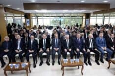 Kalabalık katılımlı basın toplantısı, resmi ve profesyonel ortamda gerçekleşiyor.