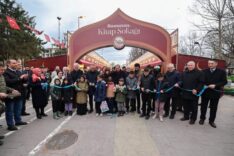 Ramazan Kitap Sokağı açılışında kalabalık topluluk ve çocuklar etkinliğe katılıyor.