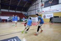 Basketbol antrenmanı yapan oyuncular, salonda çalışıyor.