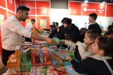 Basın Merkezi, Sakarya Çocuk Edebiyatı Fuarı'nda çocuklara kitap hediye ediyor.