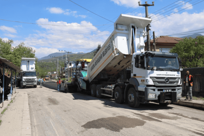 Akyazı'da 3 Mahallede 8 Kilometrelik Yolun Asfalt Serimi Başladı