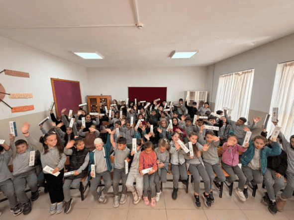 Sakarya’da 'Bir Hikâye Bin Neşe' Projesiyle Uzak Mahallelerde Çocuklara Gölge Oyunu ve Sağlık Eğitimi