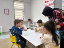 Sakarya’da 23 Nisan’da Anaokulları ve Hastanede Çocuklara Bayram Hediyesi Verildi