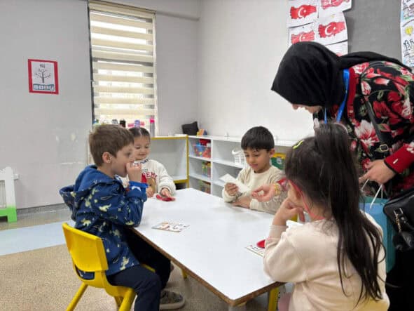 Sakarya’da 23 Nisan’da Anaokulları ve Hastanede Çocuklara Bayram Hediyesi Verildi