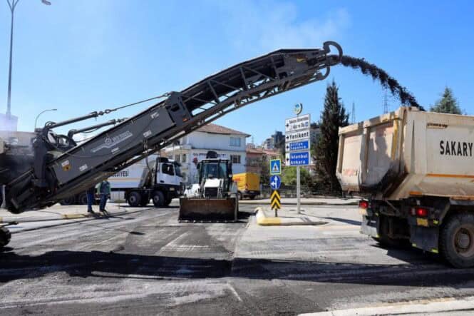 Sakarya’da Asfalt Sezonu Öncesi Uluyol ve Medeniyet Bulvarı’nda Yol İyileştirmeleri Yapılıyor