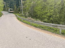 Hendek Hicriye Mahallesi’nde Yol Kenarlarına Çelik Bariyerler Monte Edildi