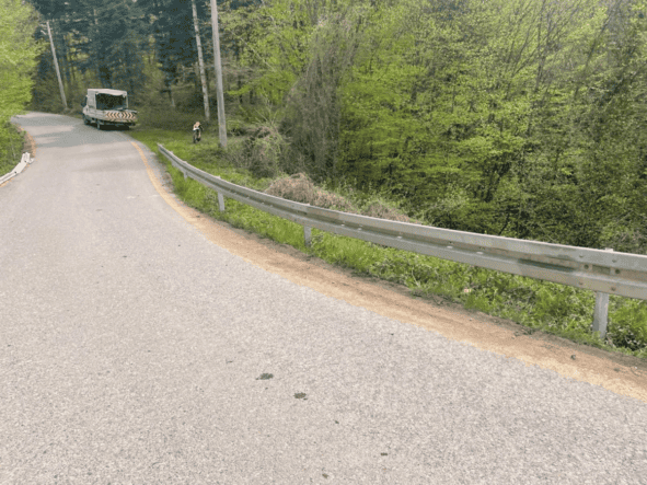 Hendek Hicriye Mahallesi’nde Yol Kenarlarına Çelik Bariyerler Monte Edildi