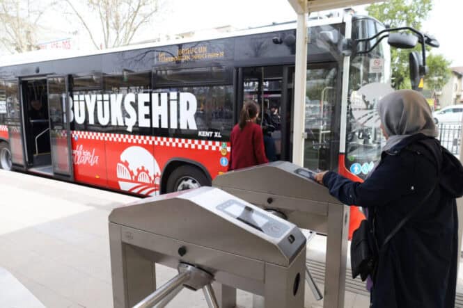 Sakarya’da Metrobüsler Ücretli Sistemde İlk Gününde de Yoğun Kullanıldı